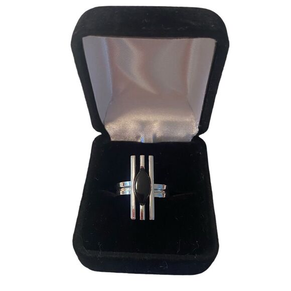 Vintage Sarah Coventry Bright Silvertone & Black Fashion Ring. Great Retro Look - Picture 1 of 5